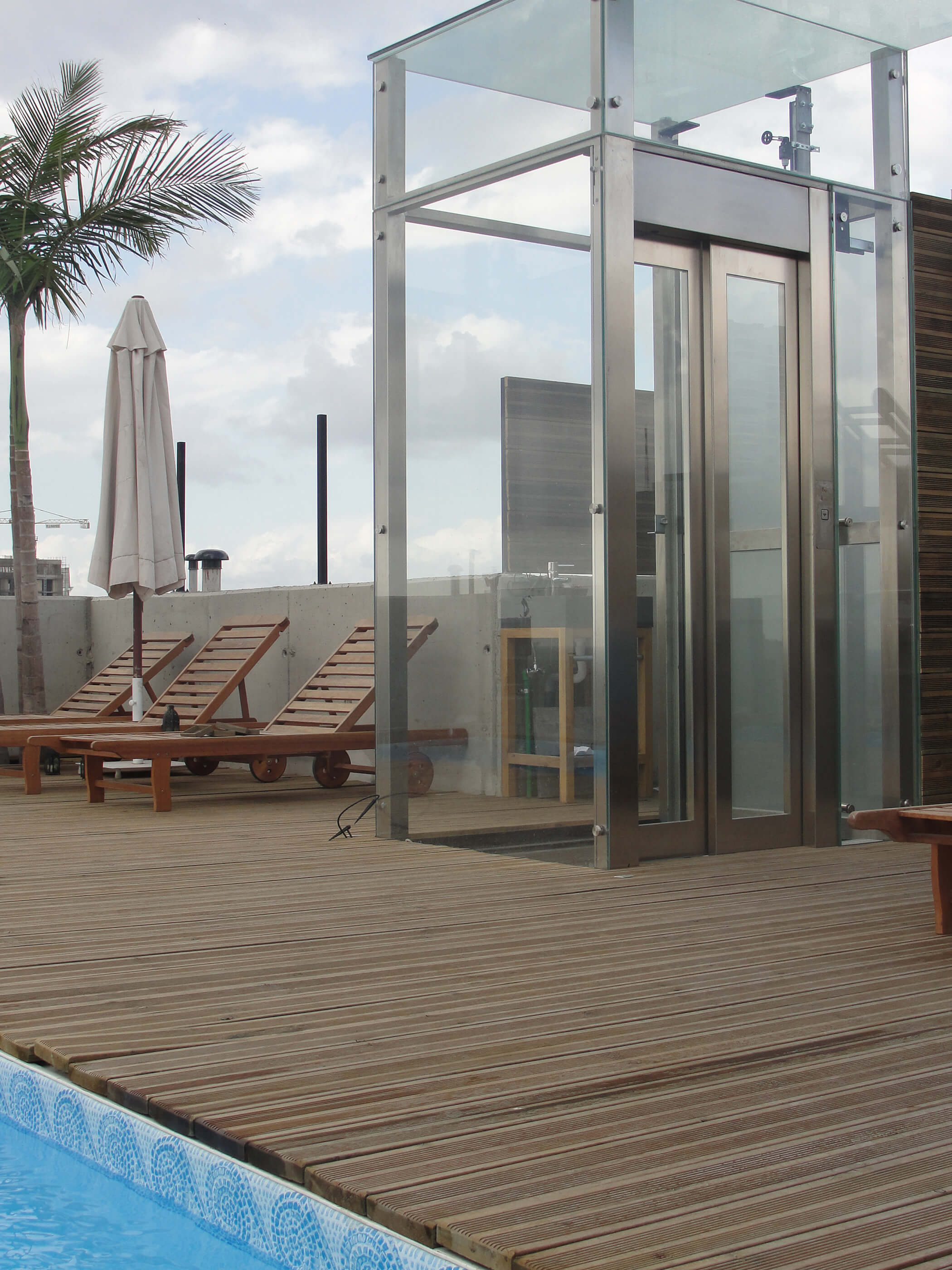 Élévateur vertical au bord d'une piscine