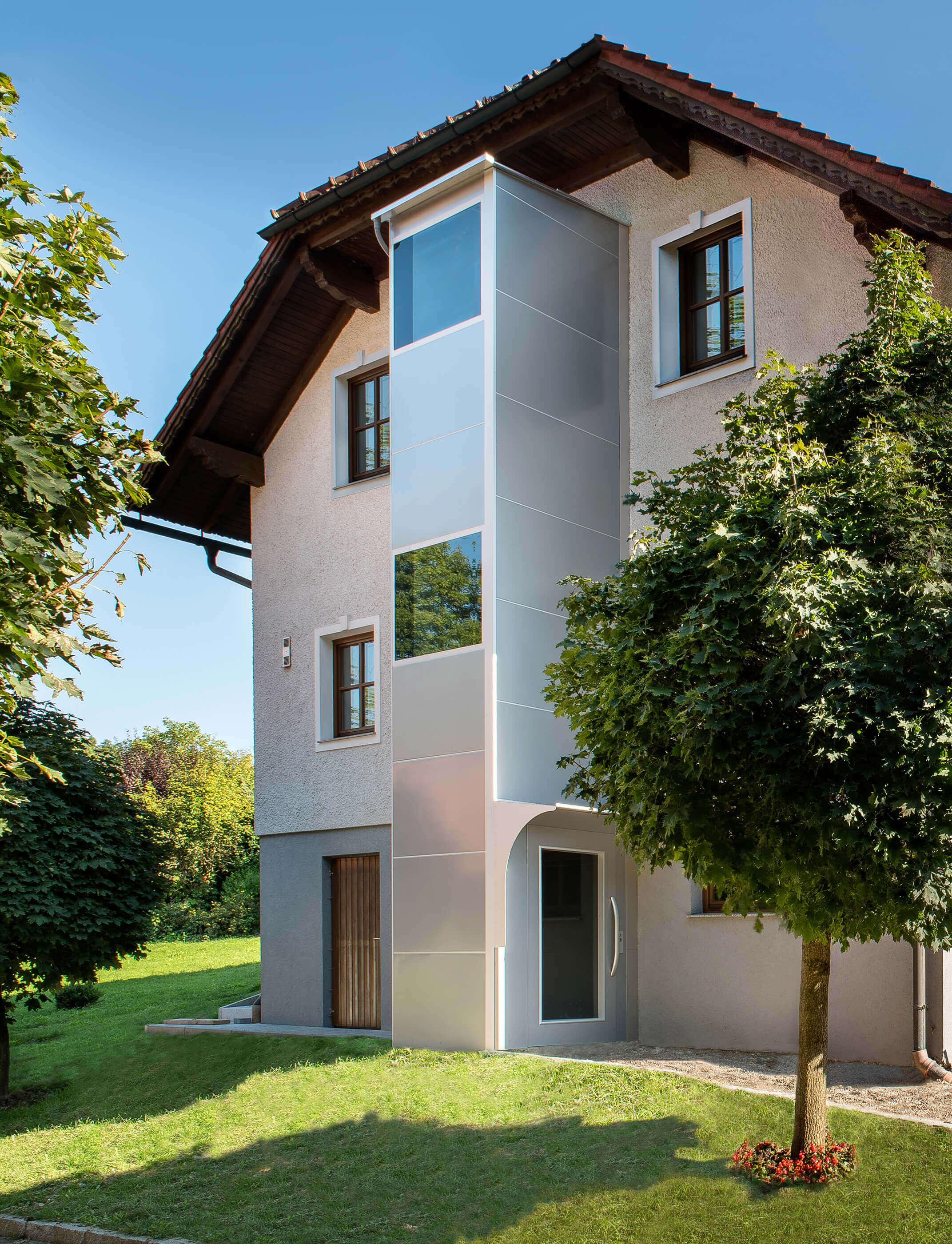 Élévateur vertical à l'extérieur d'une habitation