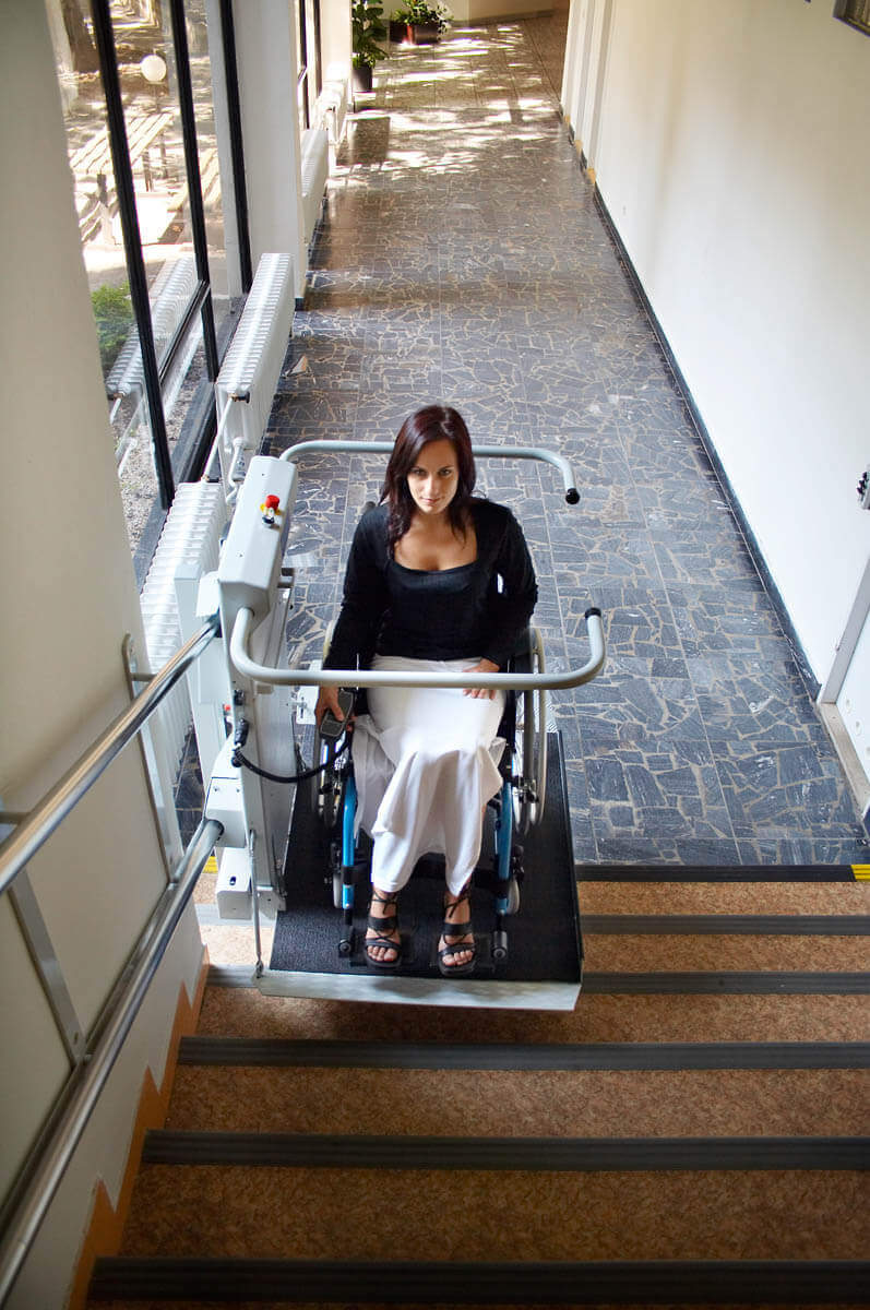 Jeune femme utilisant une plateforme monte-escalier