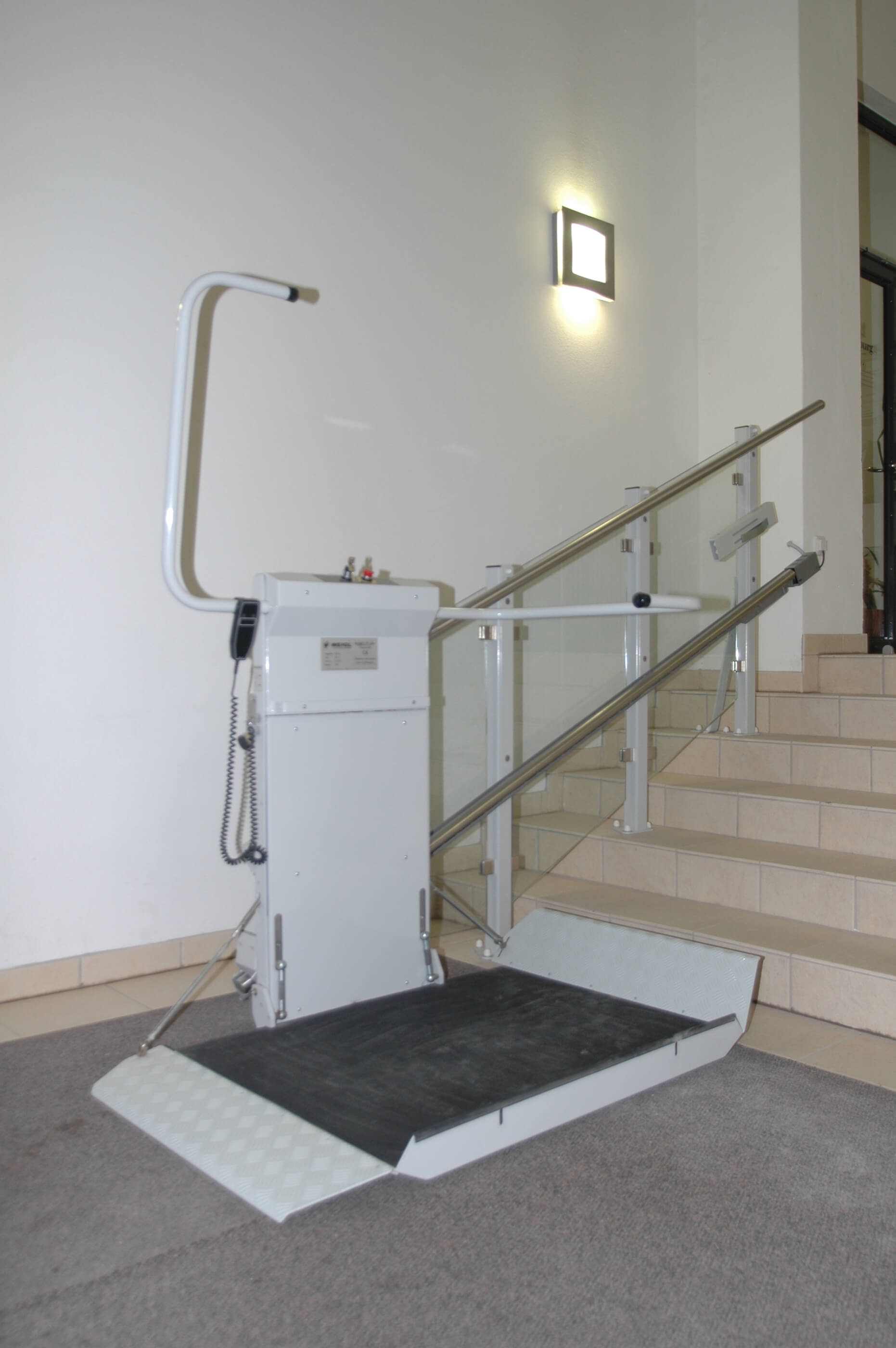 Plateforme monte-escalier électrique pour fauteuil - AMS