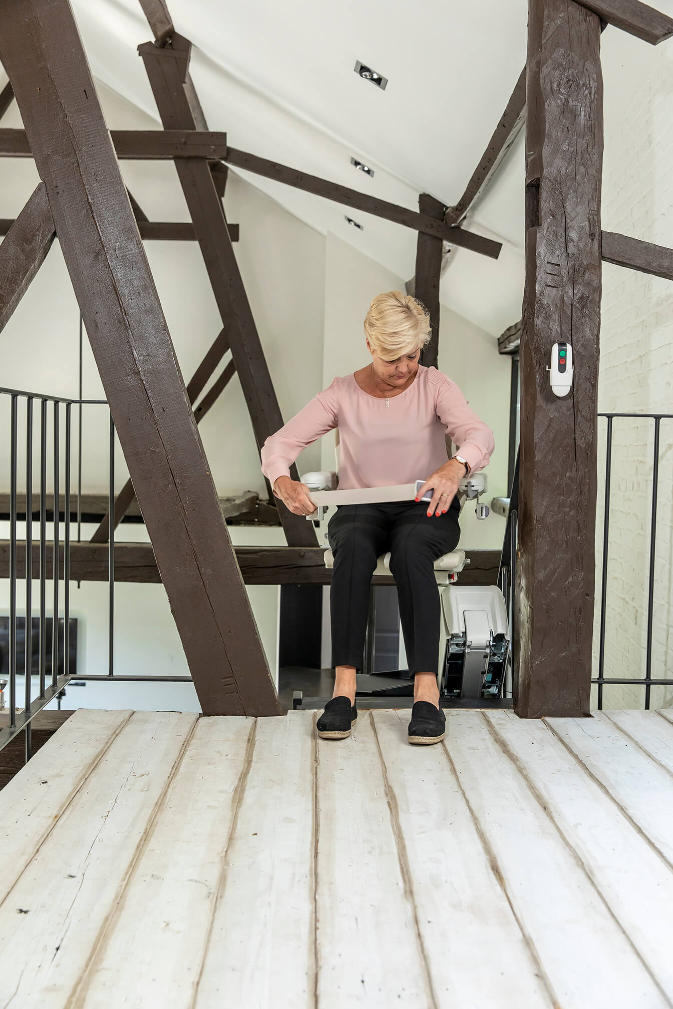 Femme qui s'installe dans un siège monte-escalier