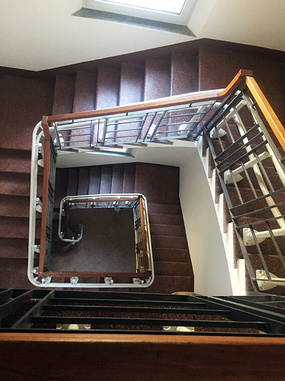 Vue de dessus d'une installation d'un siège monte-escalier